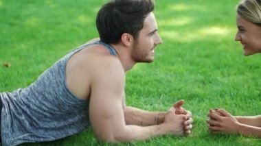 Genç çift Fitness Egzersiz açık flört. Kadınla konuşan fitness adam