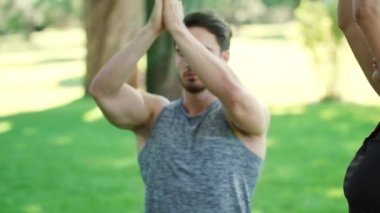 Yaz Park açık eğitim, genç adam ve kadın yoga meditasyon poz