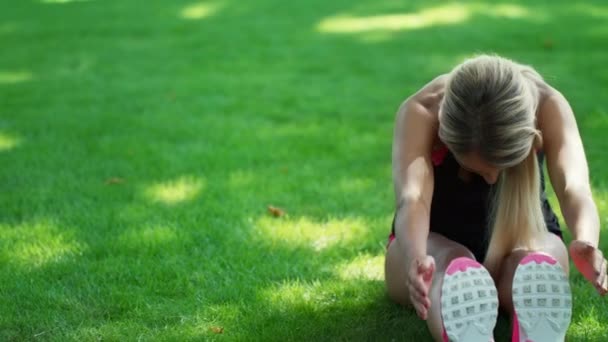 Sportowiec Kobieta Robi Ćwiczenie Odcinek Przed Treningiem Fitness Lato Park — Wideo stockowe