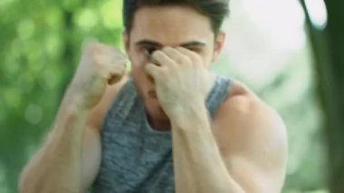 Genç kick boks yumruk açık egzersiz, park eğitim. Boksör adam portresi