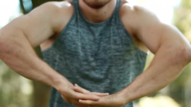 Hombre deportivo estirando las manos antes de entrenar fitness al aire libre. Hombre de fitness — Vídeo de stock