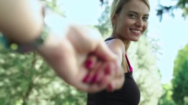 Neşeli kız erkek el fitness eğitim Parkı, lider. Takip et beni