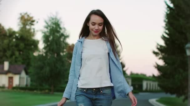 Lachende vrouw lopen op straat en vriendje van de vergadering met bloemen — Stockvideo