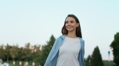 Gülümseyen kadın ile alışveriş çantası yaz Park'ta yürüyordunuz. Mutlu kadın