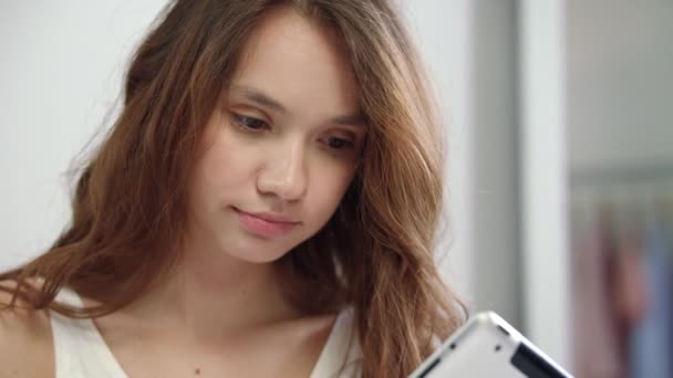 Upprörd kvinna som håller tablett dator. Orolig kvinna ansikte letar TabletPC — Stockvideo