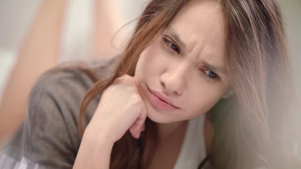Orolig kvinna ansikte. Närbild av vacker kvinna med orolig ansikte uttryck — Stockvideo