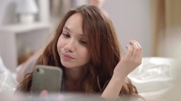 Model-Mädchen beim Selfie-Foto im Bett. glückliche Frau, die Foto auf Handy macht — Stockvideo