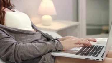 Eller kadın yatakta yazarak laptop klavye. Eller klavye yazarak