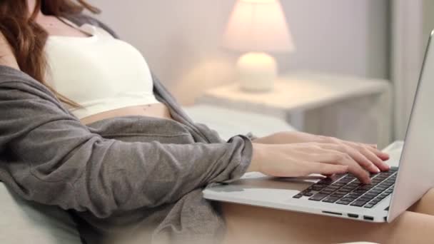 Mujer manos tecleando teclado portátil en el dormitorio. Hembra manos tecleo teclado — Vídeos de Stock