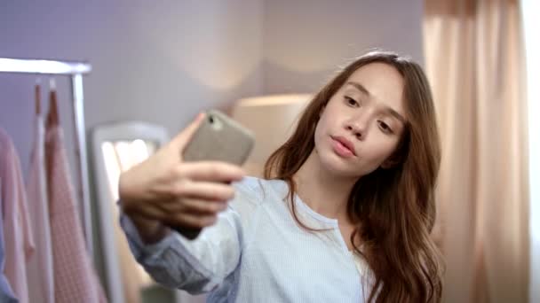Mujer joven tomando selfie en el teléfono móvil en casa. Mujer feliz haciendo selfie — Vídeos de Stock