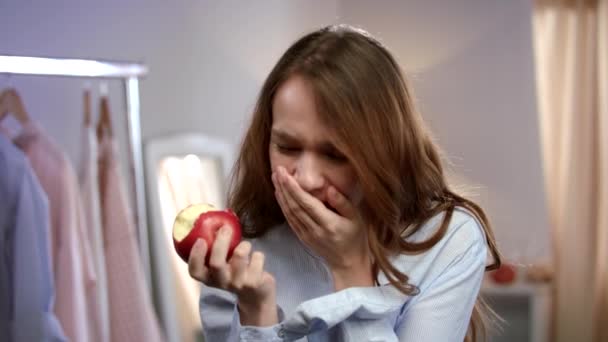 Щаслива жінка їсть червоне яблуко. Радісні жіночі емоції. Жіноче здорове харчування — стокове відео
