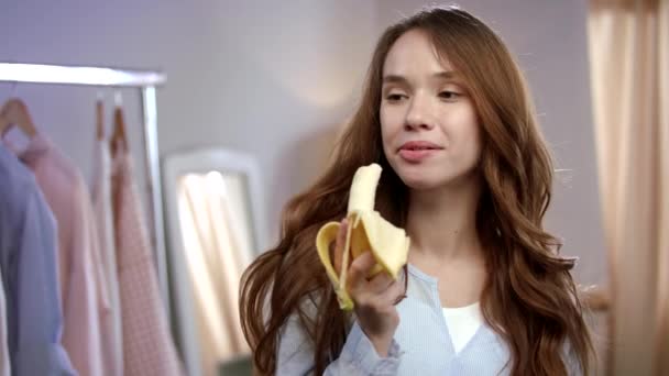 Mujer feliz comiendo plátano. Frutas tropicales saludables para la dieta femenina — Vídeo de stock
