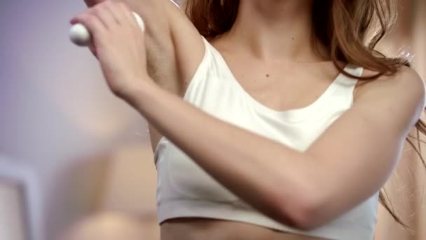 Deodorant roll koltukaltı üzerinde kullanan genç kadın. Kadın vücut deodorant koltukaltı ile — Stok video