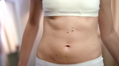 Ölçüm kaseti kullanan bir kadın. Kadın Wellness vücut hissi. Bel ölçme kadın