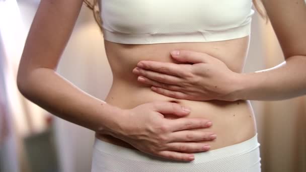 Corps de la femme ressentant des douleurs abdominales. Douleurs menstruelles. Maladie spasme dans le corps — Video