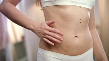 Genç kadın ince gövde. Spor kız bel kapatın. Mükemmel fitness şekil
