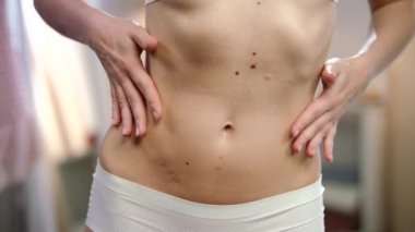 Genç kadın seksi vücut. Seksi kadın bel dokunmadan yakın çekim