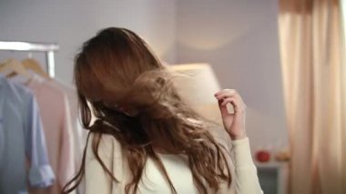 Şehvetli kadın eğlenceli ev gardırop var. Soyunma odasında gülümseyen güzel kız