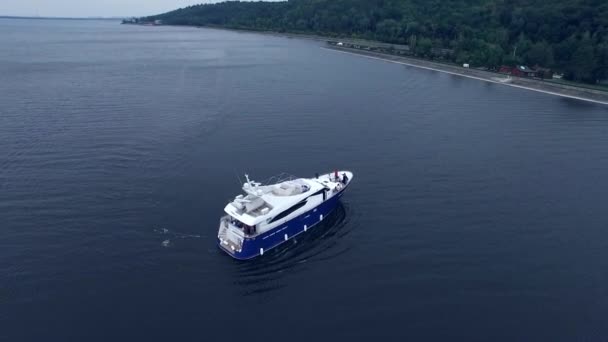 Vista aérea do iate de cruzeiro na água. Férias no navio. Barco no rio — Vídeo de Stock