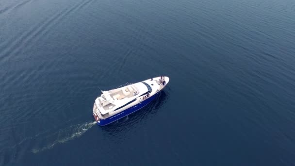 Luxus yacht vitorlás tengeri. Víz utazás táj. Motoros csónak utazás — Stock videók