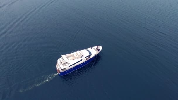 Iate de luxo mar à vela. Paisagem de viagem. Viagem de barco a motor — Vídeo de Stock