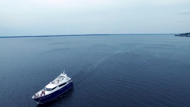 Vista aérea del yate de lujo navegando en el paisaje marino. Yate blanco vela — Vídeo de stock