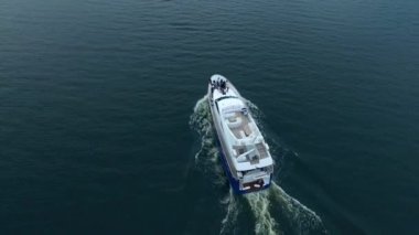 White yat yelken mavi denizde hava görünümünü. Yelkenli yat mavi su