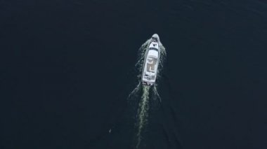 Üstten Görünüm mavi okyanusta yelken lüks tekne. Yat yelken deniz havadan görünümü