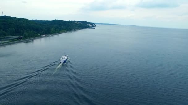 専用船山の海岸線。高級ヨットのセーリング市川. — ストック動画