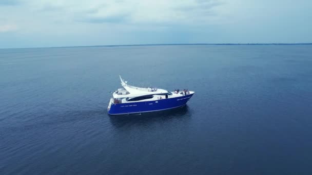 Barco de lujo navegando tranquilo mar. Paisaje aéreo de yate de carreras bahía de mar — Vídeo de stock