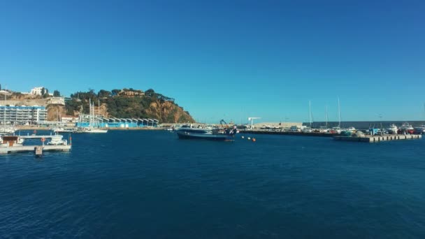 Яхта гавань с роскошными моторными лодками. Морская лагуна с голубой водой в солнечный день — стоковое видео