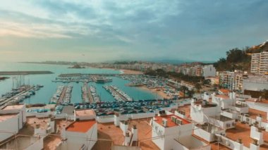 Marina Yat ve otel binalar otopark ile Körfez hava manzara