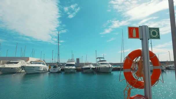 Parcheggio yacht di lusso nel porto marittimo. Yacht moderni al porto marittimo — Video Stock