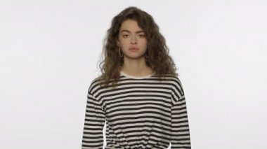 Kafası karışmış bir kadın stüdyodaki soruyu anlayamaz. Kadın yanlış anlaması.