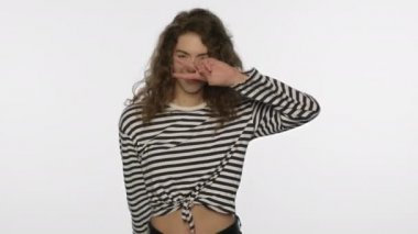 Güzel kız stüdyoda eğleniyor. Beyaz arka planda dans eden şehvetli kadın