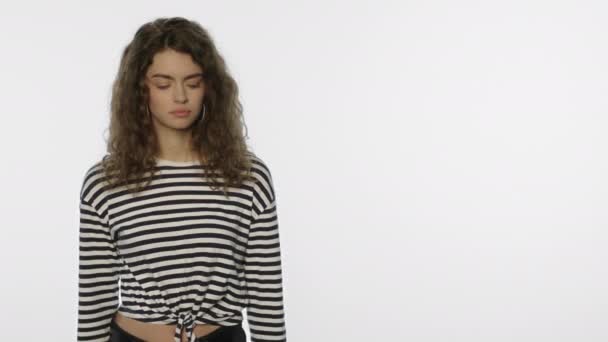 Spannende vrouw heeft een idee over witte achtergrond. Student meisje met een goed idee — Stockvideo