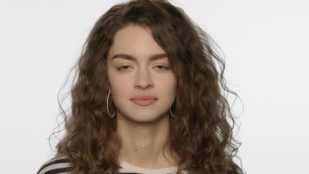 Een jonge vrouw zwaait met ja. close-up van aantrekkelijke vrouw geven positief antwoord — Stockvideo