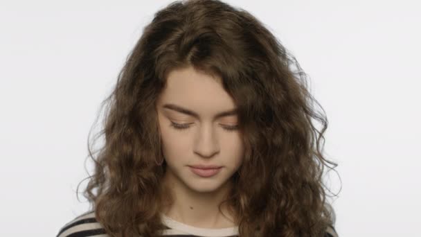 Félelmetes női portré. Közelkép sokkos lány félénk arccal — Stock videók