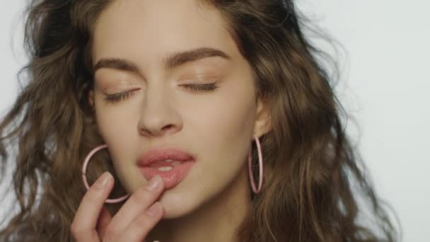 Mode vrouw gezicht aanraken lippen. Portret van sexy model make-up — Stockvideo