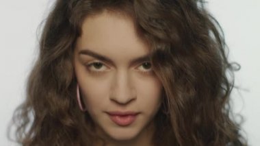 Şaşırmış kız suratı. Şok olmuş kadın yüz ifadesi. Kadın duyguları.