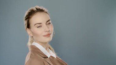 Stüdyoda iş modeli profil görüntüsü. Genç iş kadınının portresi