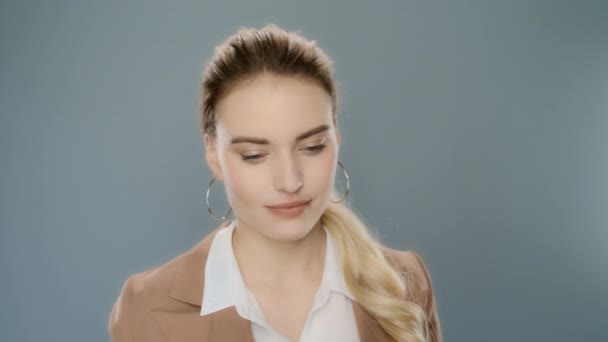 Nadšená žena slaví úspěch. Happy business woman showing yes gesture — Stock video