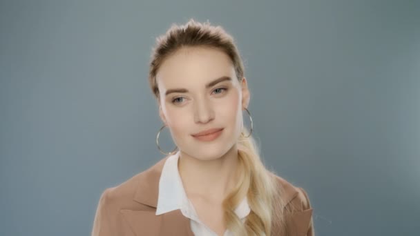 Щаслива бізнес-леді стукає пальцем на сірому фоні — стокове відео