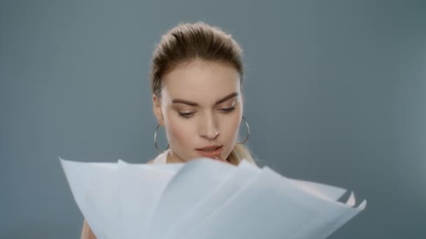 Тщательная деловая женщина бросает документы в замедленной съемке — стоковое видео