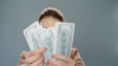 Nakit para konsepti. İş kadını yavaş çekimde para sayıyor.