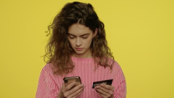 Fiatal nő gépelés hitelkártyaszám a mobiltelefon online vásárlás — Stock videók