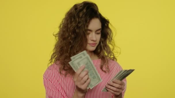 Gelukkige vrouw die geld telt op gele achtergrond. Vrouwen tellen cash geld. — Stockvideo