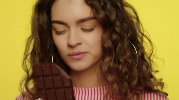 Mujer feliz disfrutar de la barra de chocolate en cámara lenta. Modelo chica con barra de chocolate — Vídeos de Stock