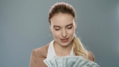 Mutlu iş kadını yavaş çekimde para saçıyor. Zengin iş kadını