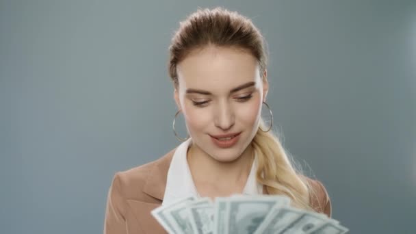 Glückliche Geschäftsfrau, die in Zeitlupe Geld in Bargeld wirft. Reiche Geschäftsfrau — Stockvideo